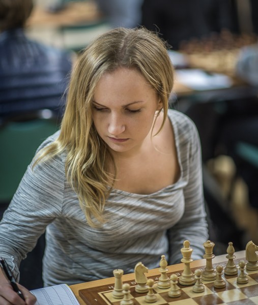 File:Anna Cramling, Chess player in Kungsträdgården,Stockholm 3
